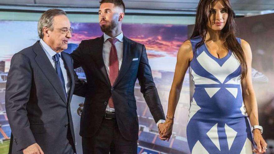 Florentino Pérez, Sergio Ramos y su mujer, Pilar Rubio, durante el acto celebrado ayer con motivo de la renovación del central. // Efe