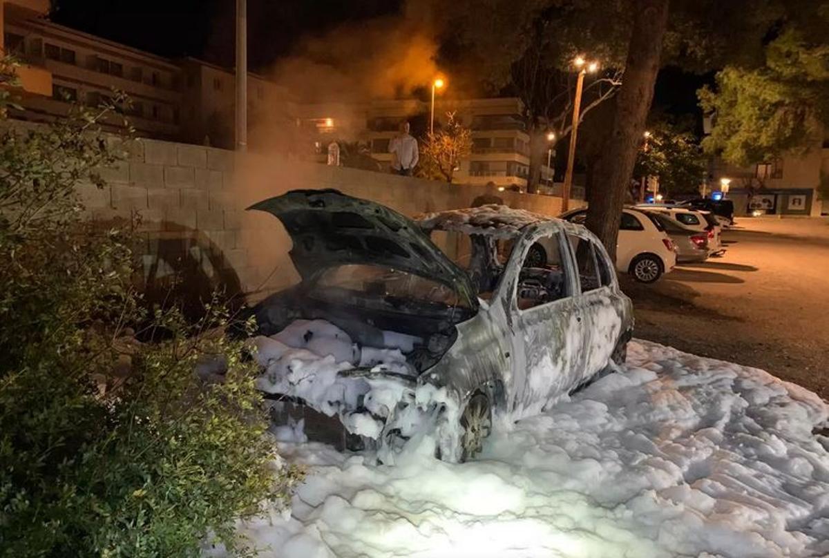 Die Feuerwehrleute löschten den Brand auf einem öffentlichen Parkplatz am Ortseingang von Cala Ratjada