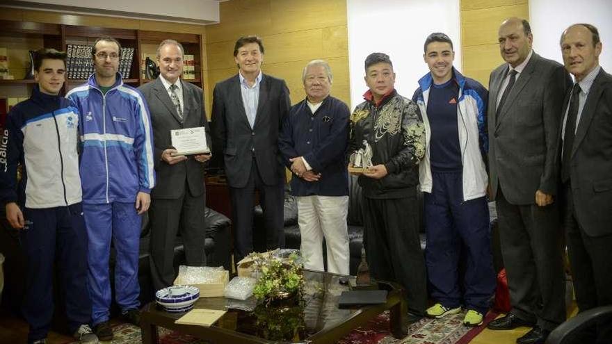 El gran maestro Fu Sheng Yuan y el maestro Fu Qing Quan, ayer, en la recepción de Lete Lasa. // B.Lorenzo