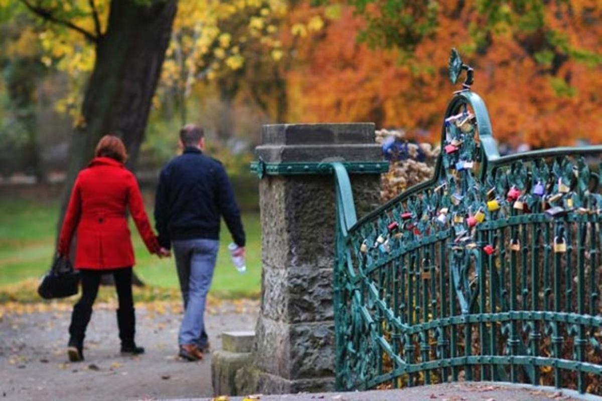 Cadenats de colors decoren el pont d’un parc a Hanover, Alemanya. S’ha convertit en tradició que parelles d’enamorats col·loquin un cadenat com a símbol del seu amor.