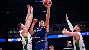 Bogdanovic entra a canasta superando la oposición de Sedekerskis en el partido