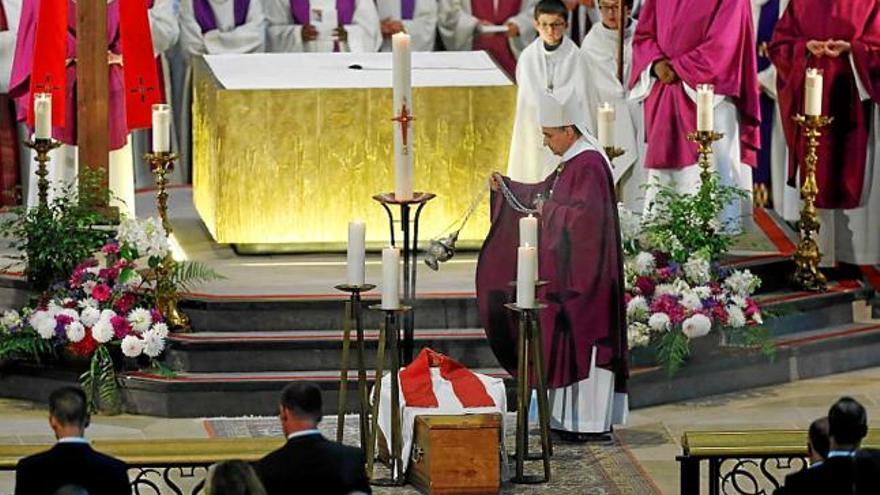 L&#039;arquebisbe de Rouen beneint el cos del sacerdot durant el funeral