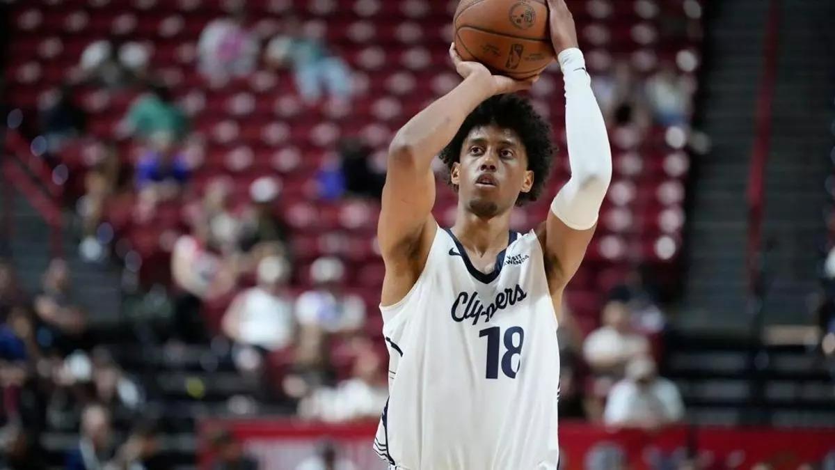 Baba Miller lanza a canasta en la Summer League de la NBA.