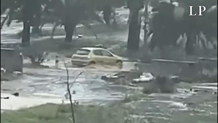 La lluvia anega las calles en Jinámar