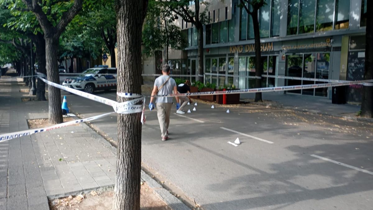 Els Mossos investigant el tiroteig que es va produir la matinada d'ahir al passeig José Canalejas.