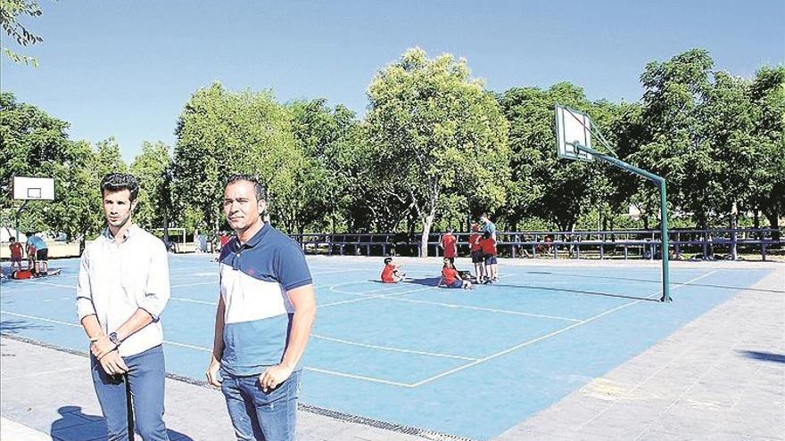 La zona polideportiva estrena pista para deporte de playa