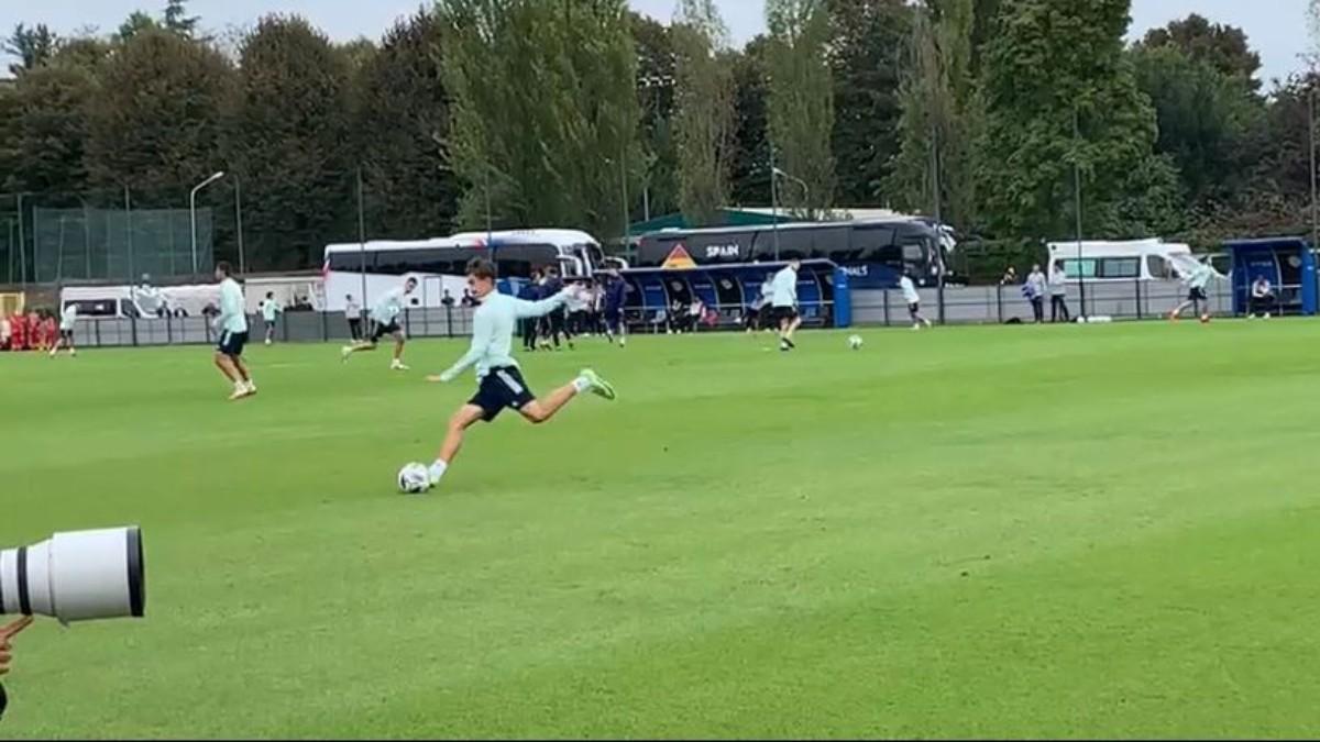 Gavi se divierte en el entreno de La Roja previo a la final de la Nations League