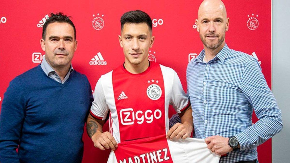 Lisandro Martínez posa con Overmars y Ten Hag