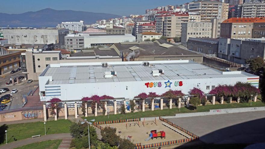 Vista de la tienda de Toysrus en Vigo. // M. G. Brea