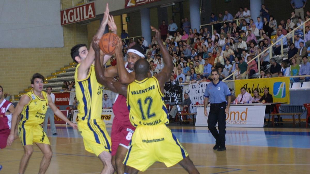 John McClark, con el balón, en un partido del Cajasur de la temporada 2001-2002.