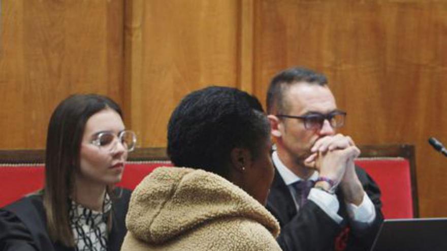 Rebajan seis meses la condena a una mujer que mató a su compañera de piso en O Barco