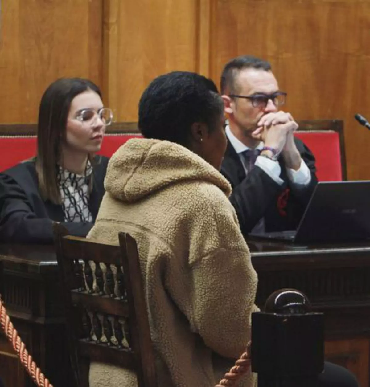 Rebajan seis meses la condena a una mujer que mató a su compañera de piso en O Barco