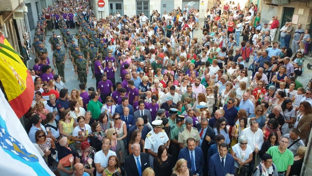 Miles de personas acompañan a la figura del Cristo de la Sal por el centro de la ciudad - Caballero y Feijóo, presentes en la cita