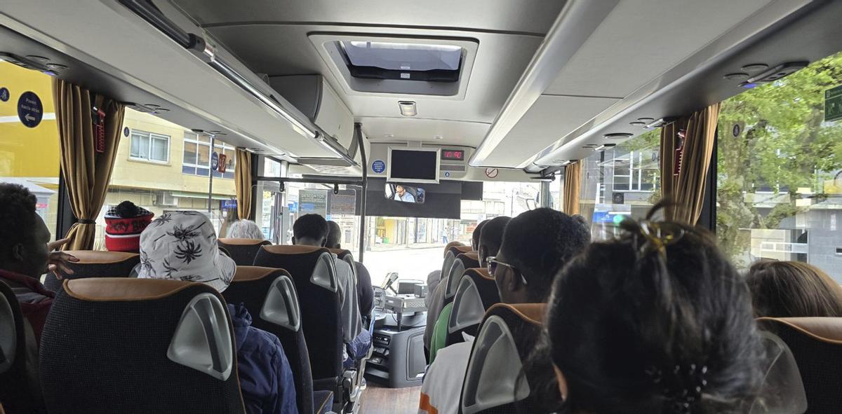 Ocupación de los asientos delanteros en el bus al salir de Cangas. | FDV