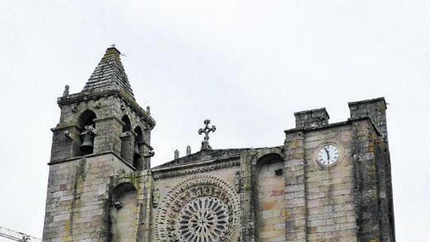 Fachada occidental de la iglesia de San Martiño de Noia (A Coruña), con la torre inacabada.