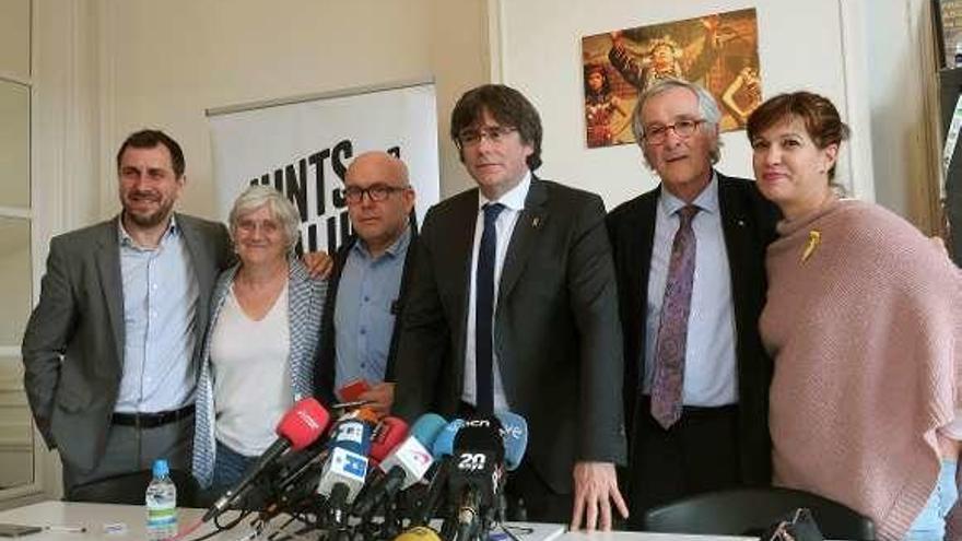 De izquierda a derecha, Antoni Comín, Clara Ponsatí, Gonzalo Boye, Carles Puigdemont, Xavier Trias y Beatriz Talegón, ayer, en Bruselas.