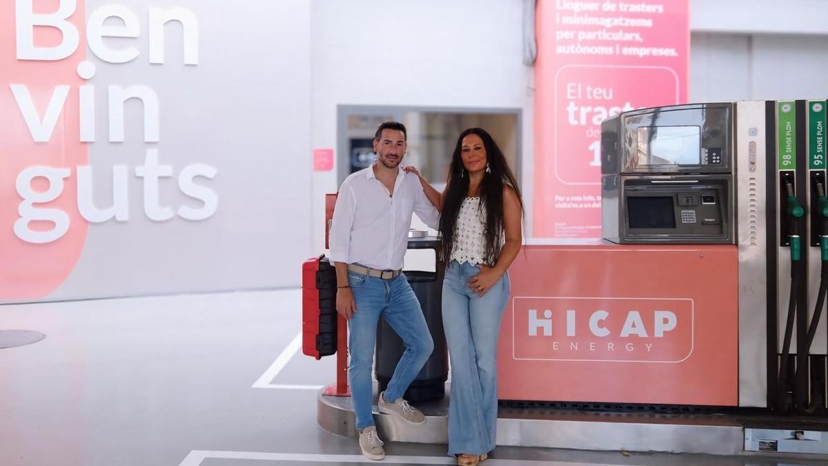 Isidre Camprubí i Laura Codina a les instal·lacions de la gasolinera de la carretera de Cardona de Manresa