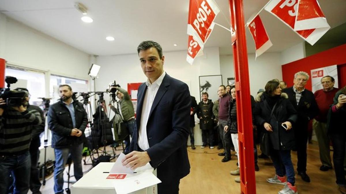 Pedro Sánchez vota en la agrupación socialista de Pozuelo (Madrid), este sábado.