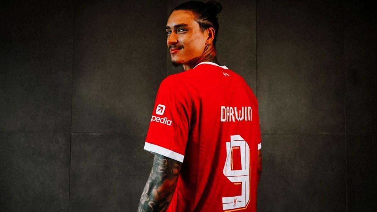 Darwin posando con su nuevo dorsal