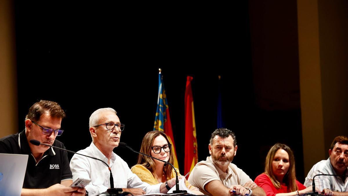 Ballester y su directiva, durante la asamblea