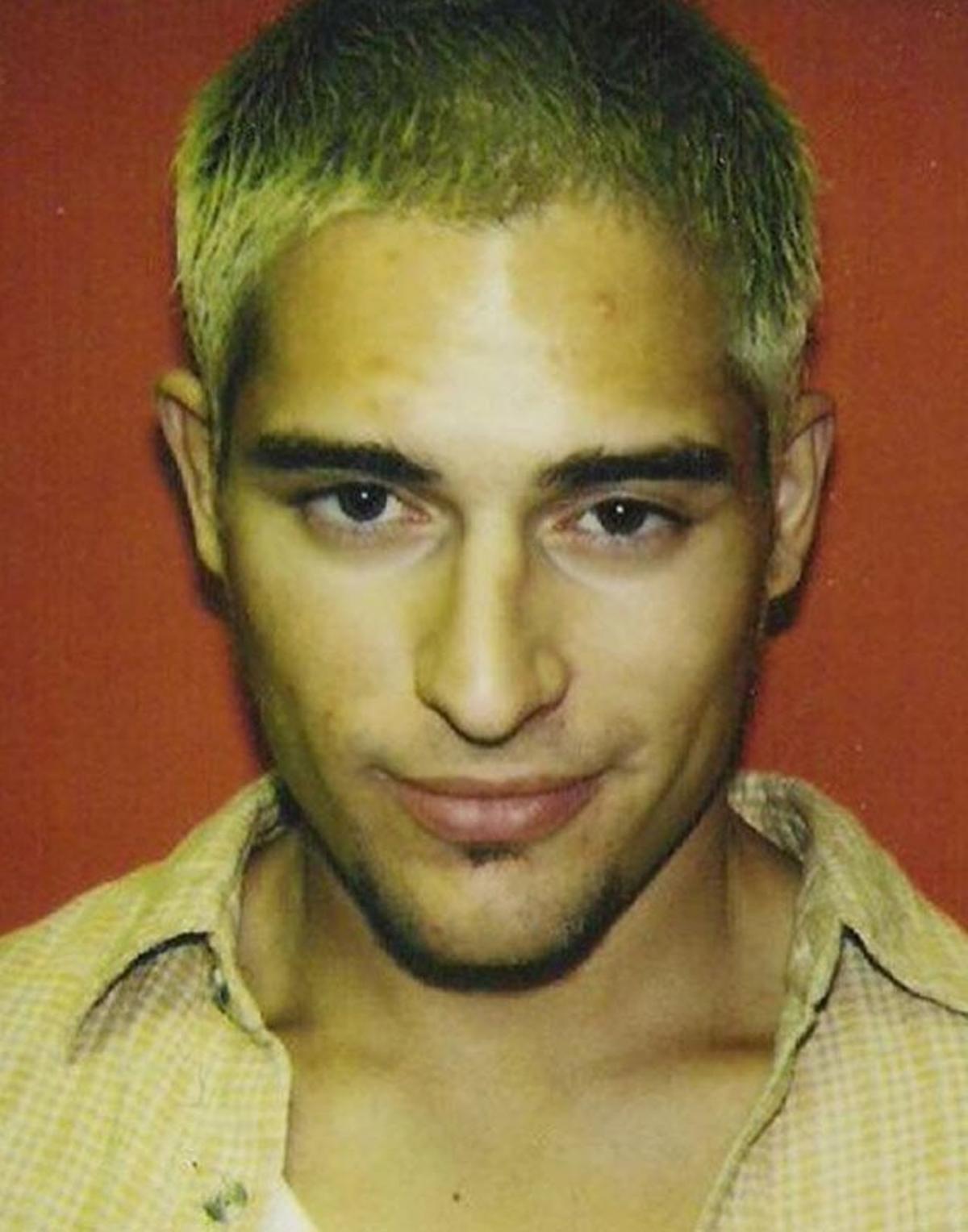 ¿Quién es este joven con el pelo teñido de rubio?