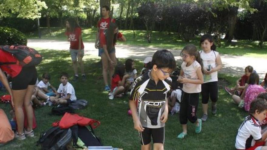 Un grup de nens llegint contes al Bibliollac de Puigcerdà