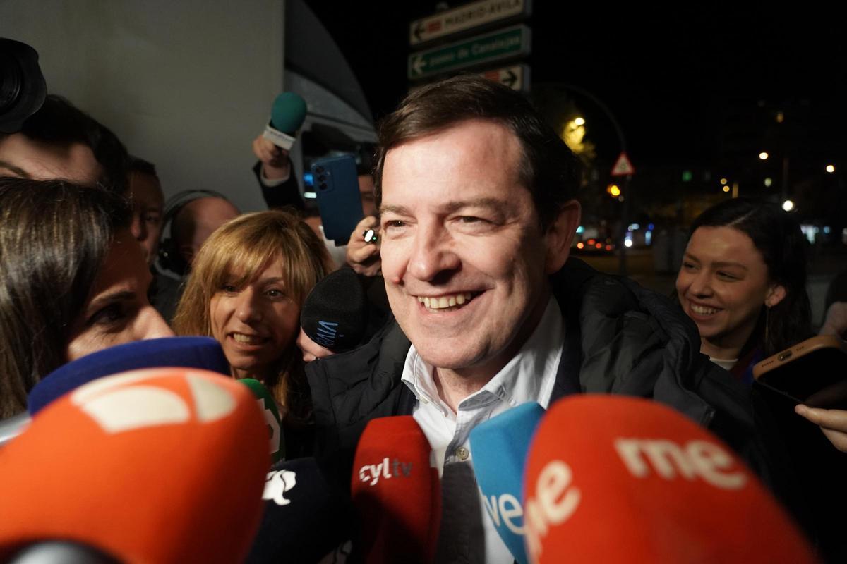 Fernández Mañueco a su llegada al hotel de Salamanca desde donde sigue el resultado electoral.