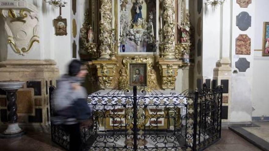 Imagen de ayer del altar de San Antonio sin las tallas de San Roque y San Enrique.
