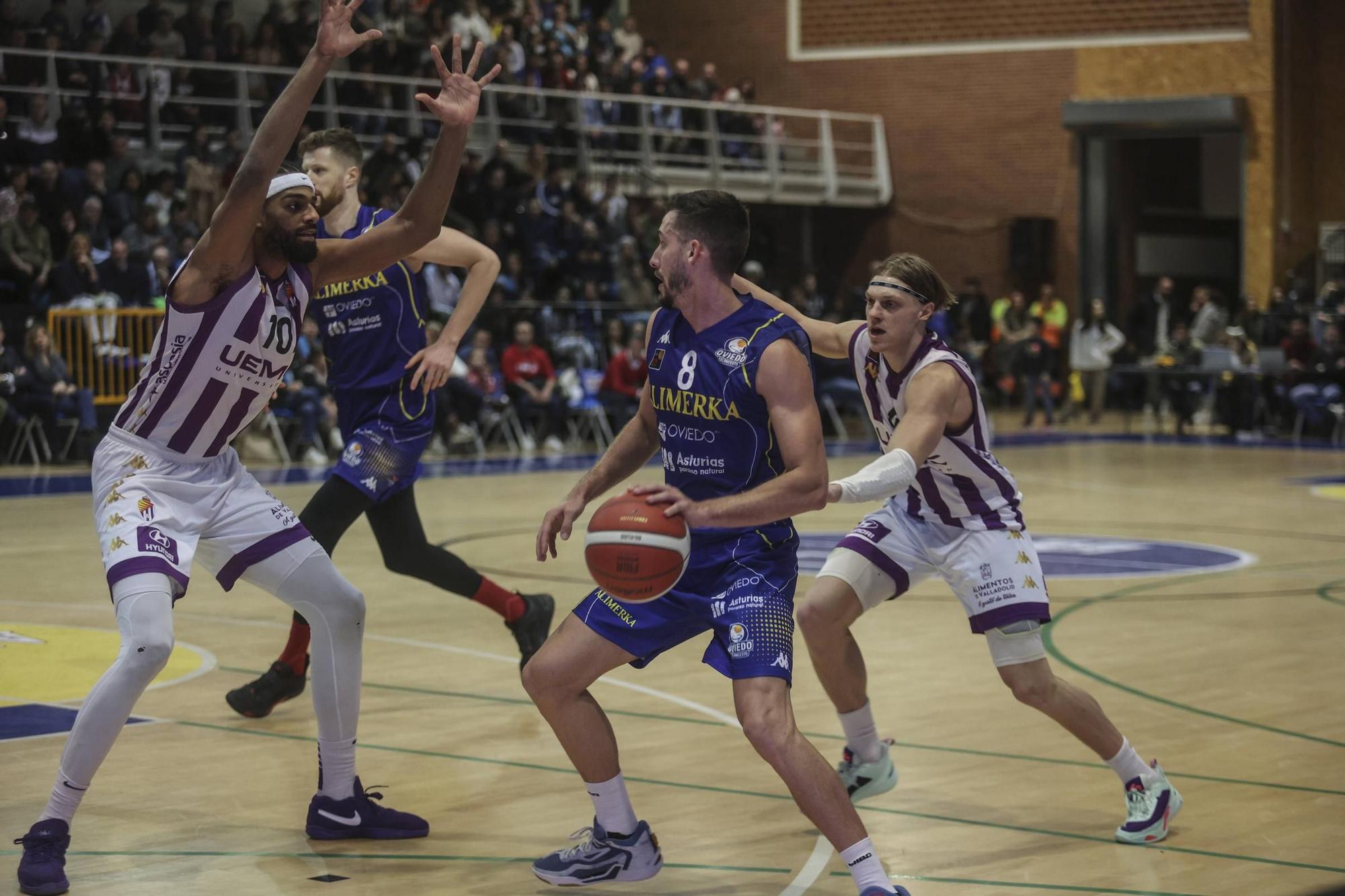 En imágenes: El Alimerka Oviedo Baloncesto despide el 2023 con una victoria espectacular ante Valladolid (66-83)