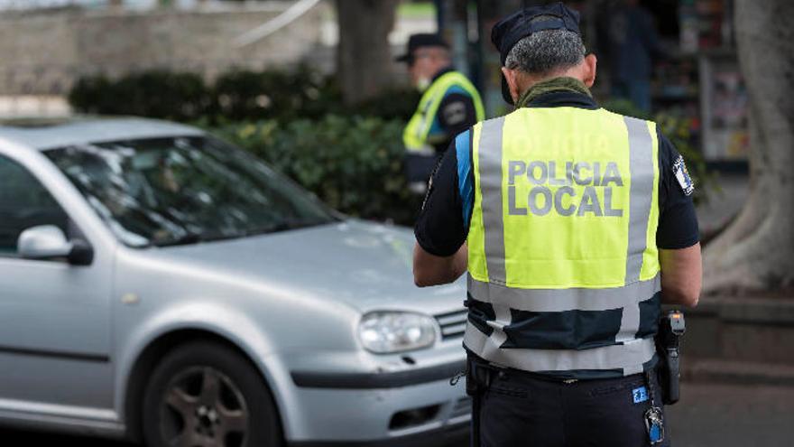 Un control de la Policía Local de Santa Cruz durante el estado de alarma.