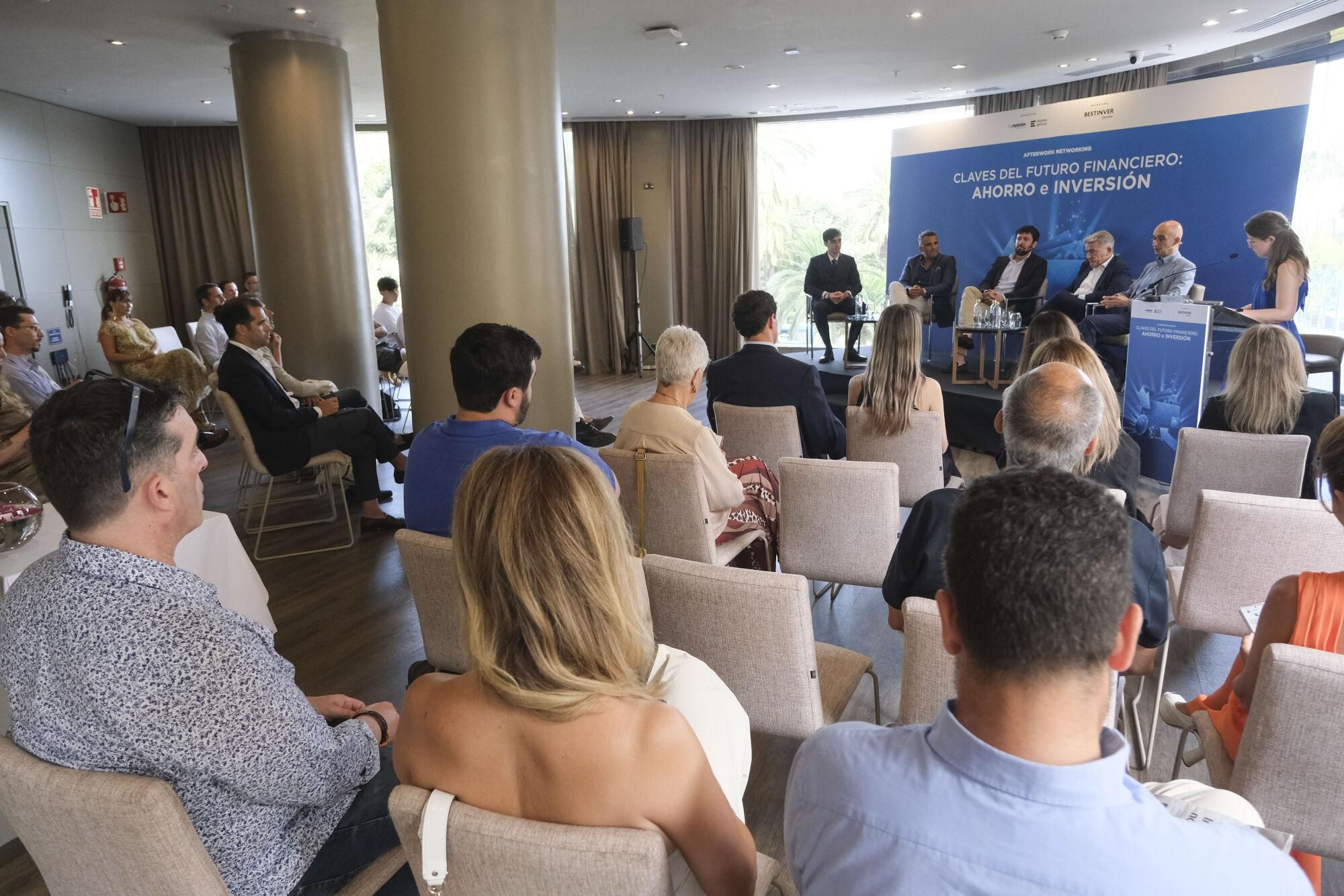 Expertos reunidos por La Opinión apuestan por el conocimiento financiero para superar los actuales tiempos de incertidumbre
