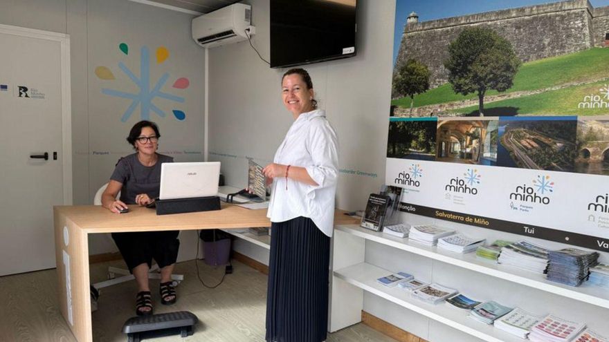 Alcaldesa y técnica municipal en la Oficina de Turismo. | D.P.