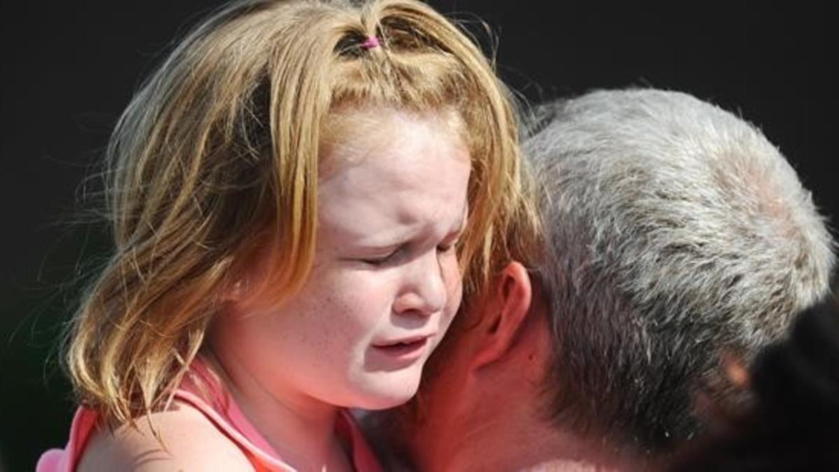 Una niña llora tras ser recogida por su padre después del tiroteo en la escuela de Townville, en Carolina del Sur.