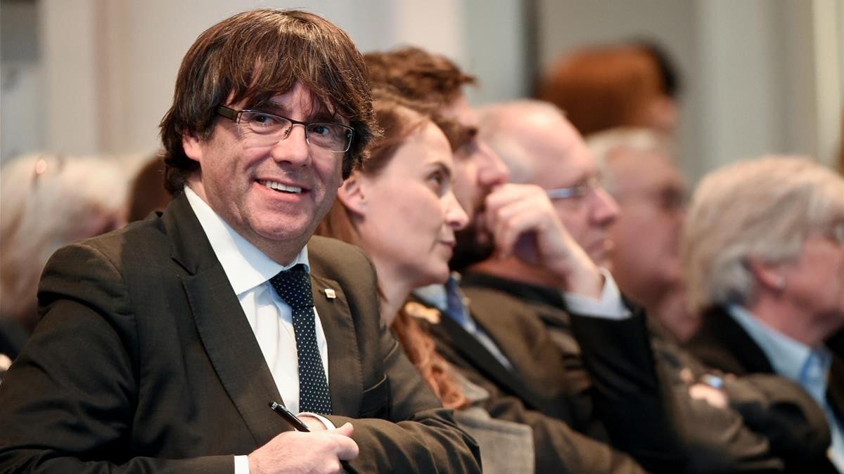 Puigdemont, acompañado de los cuatro 'exconsellers' que están con él en Bruselas, en el acto con los alcaldes.