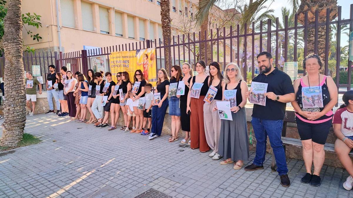 "Somos docentes, no delincuentes": profesores de Elche se concentran contra la agresión policial a una profesora durante la huelga educativa