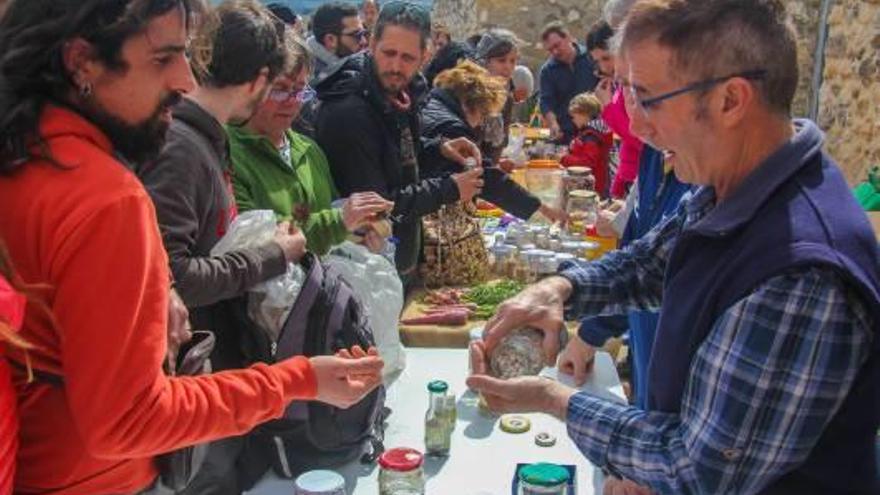 Unas mujeres comprando hortalizas ayer en el mercado.