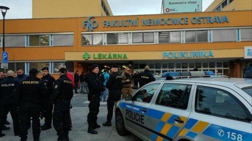 Al menos seis muertos en un tiroteo en un hospital de la República Checa