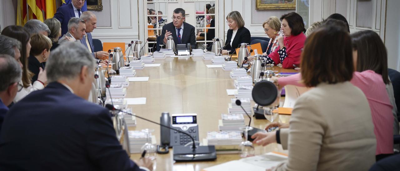 Un momento de la junta de síndics que preparó esta semana el último pleno de Les Corts Valencianes de la legislatura que comenzó en 2019.