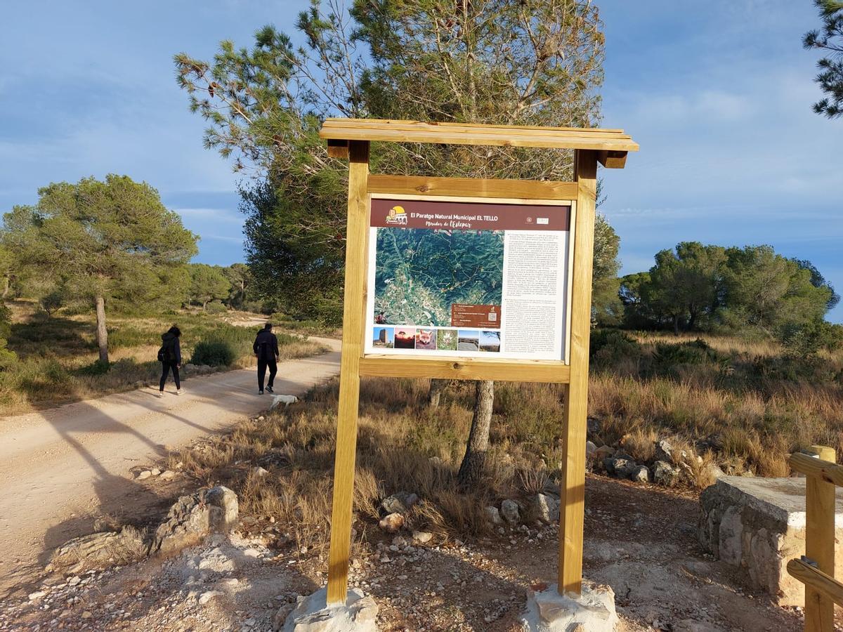 Un par de personas pasean por la ruta.