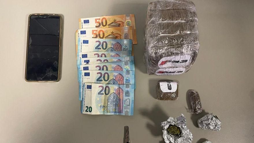 Deixa el cotxe mal aparcat a Figueres i li troben haixix i marihuana a dins