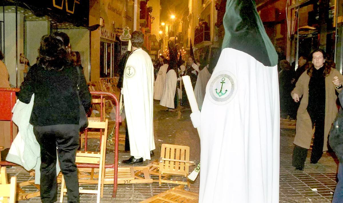 Nazarenos de la Esperanza de Triana en la calle Sierpes.