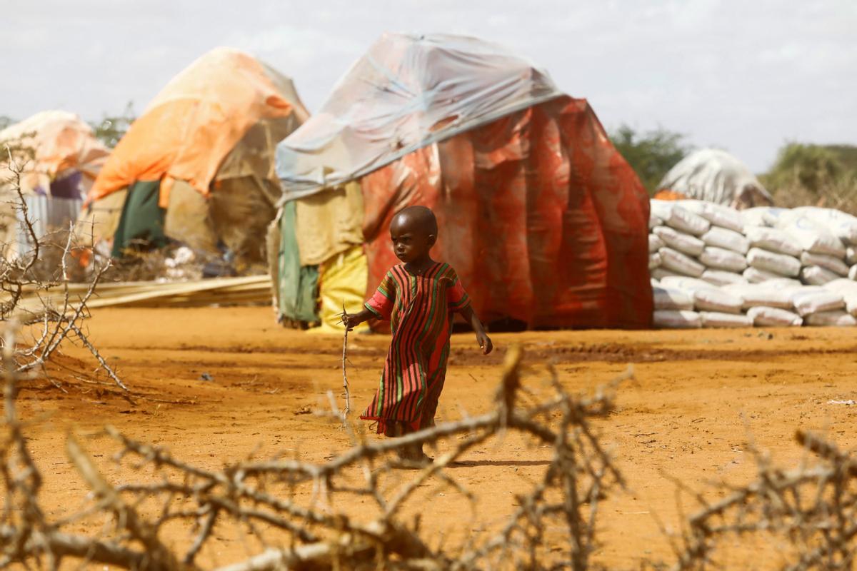 Un niño camina fuera de los refugios improvisados en el campamento de Kaxareey para los desplazados internos después de que huyeron de las severas sequías, en Dollow , región de Gedo, Somalia.