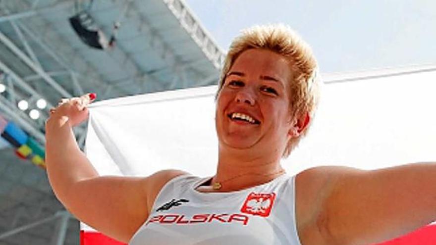 La polonesa Anita Wlodarczyk es penja l&#039;or en martell amb rècord mundial