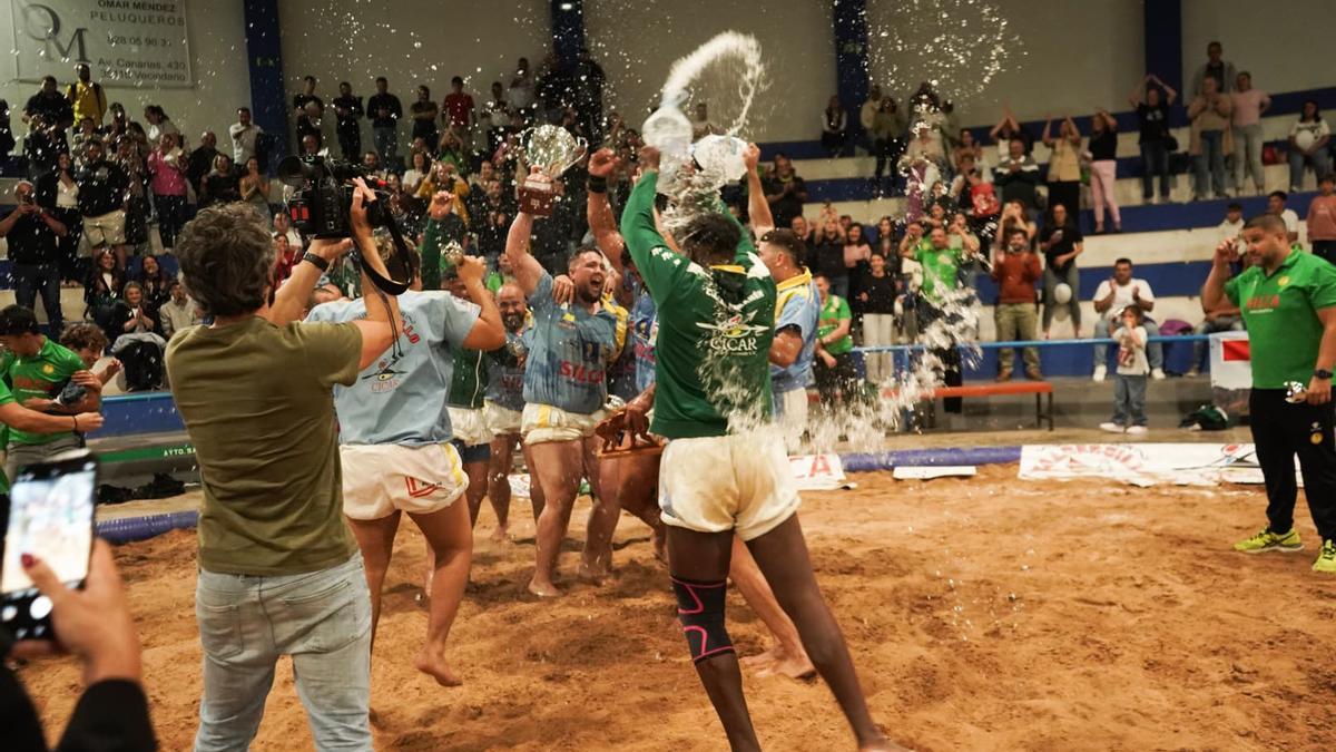 Los luchadores del Almogarén celebran la consecución del título en la Copa Fundación La Caja de Canarias.