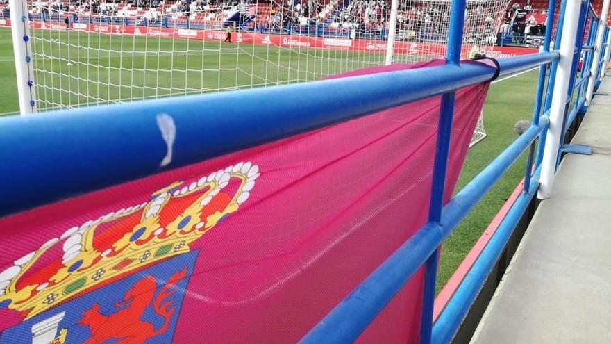 La enseña carmesí en el estadio del Vivero cuando el CD Badajoz juega en casa.