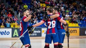 El Barça celebra su victoria ante el Girona ante el OK Liga