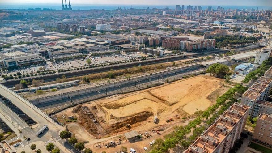 Gobierno, Generalitat y Ayuntamiento de Barcelona activan la venta de un suelo junto al centro comercial más grande de Cataluña
