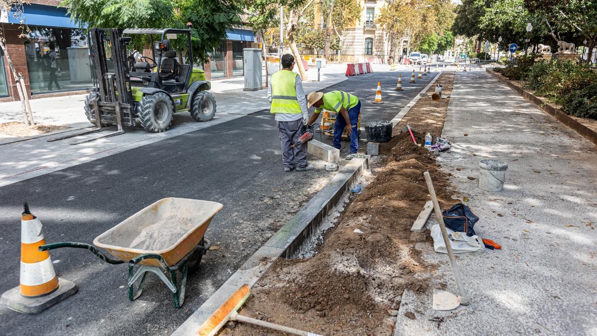 Operarios trabajando en el entorno de Canalejas, este martes.