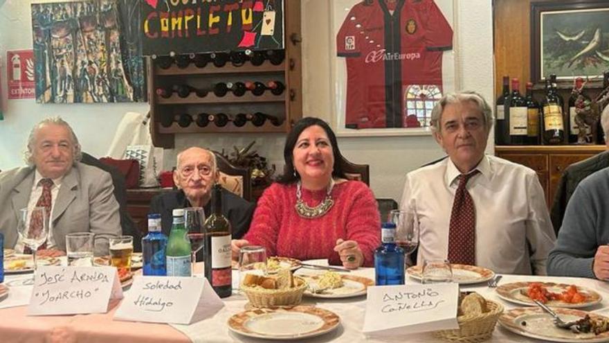 La Peña Taurina y Gastronómica de Mallorca renueva su junta directiva y homenajea a ‘Joarcho’