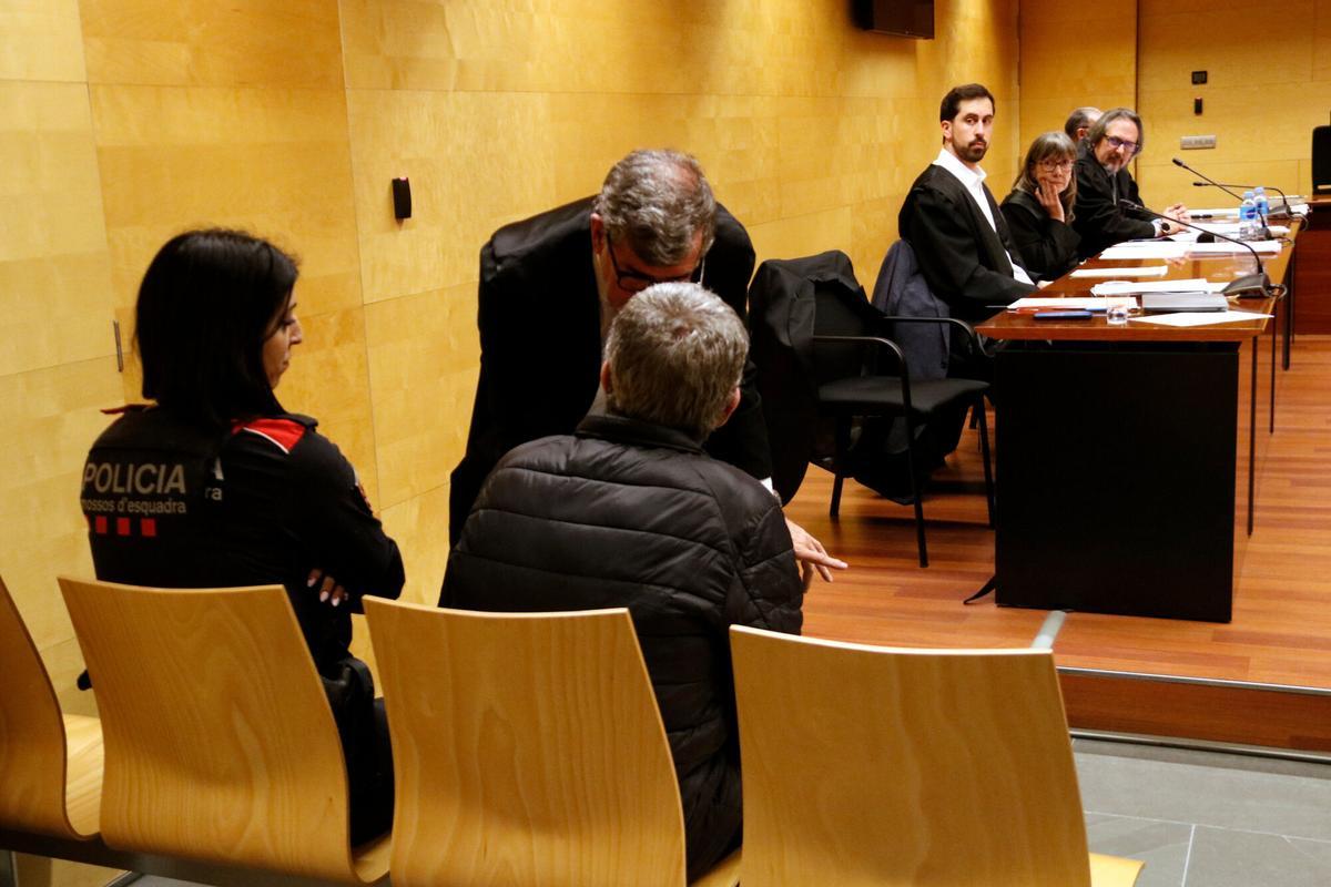 L'acusat de matar un home a cops de matxat a Verges parlant amb el seu advocat abans del judici a l'Audiència de Girona
